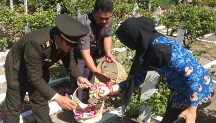 Pasiter Kodim 0809 Kediri Yosafat S., Kepala Bangkesbangpol kota Kediri Indun Munawaroh., Kepala FKBN Kediri Raya Akhir Kristiono SH.
