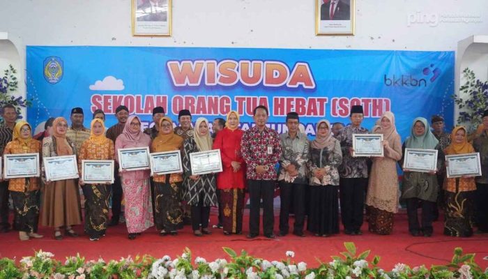 Kepala Dinas PPKB Nganjuk Wisuda 345 Orang Tua Hebat di Kecamatan Tanjunganom
