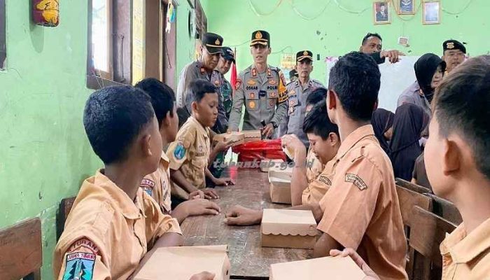 Dukung Program Asta Cita, Polres Tuban Bagikan Makanan Bergizi Gratis di Sekolah