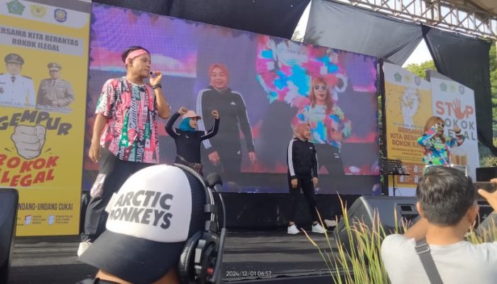 Sosialisasi “Gempur Rokok Ilegal” Di Alun-Alun Sidoarjo, Subandi-Mimik Tegaskan Bahaya Rokok Ilegal