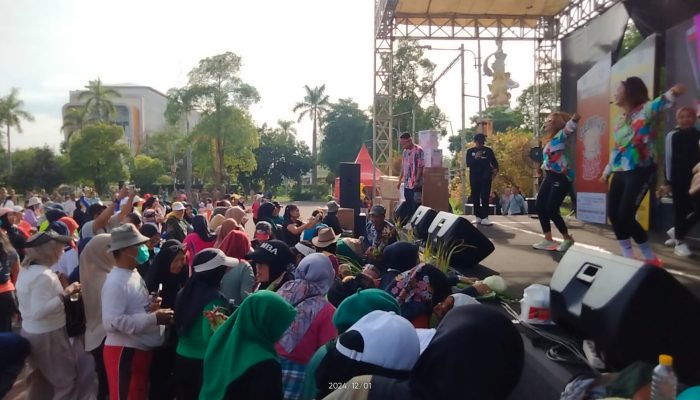 Sosialisasi “Gempur Rokok Ilegal” Di Alun-Alun Sidoarjo, Oleh Kepala Satpol PP Sidoarjo Yany Setyawan Dihadiri Plt Bupati Sidoarjo Subandi Dan Perwakilan Kantor Pengawasan Dan Pelayanan Bea Dan Cukai Sidoarjo I Gusti Agung Ngurah Ariawan