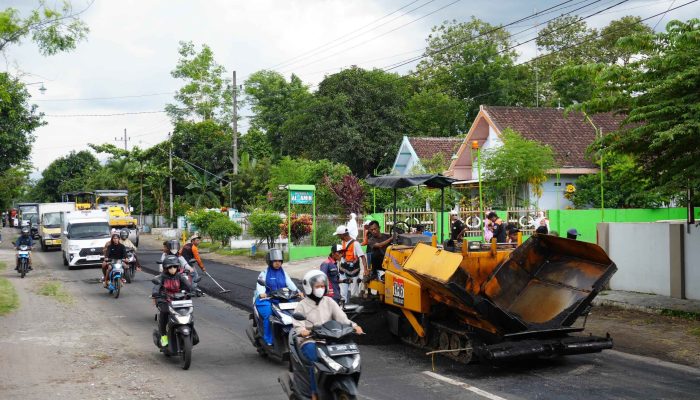Respon Cepat Aduan Warga, Ruas Jalan Pare-Kandangan Langsung Diaspal