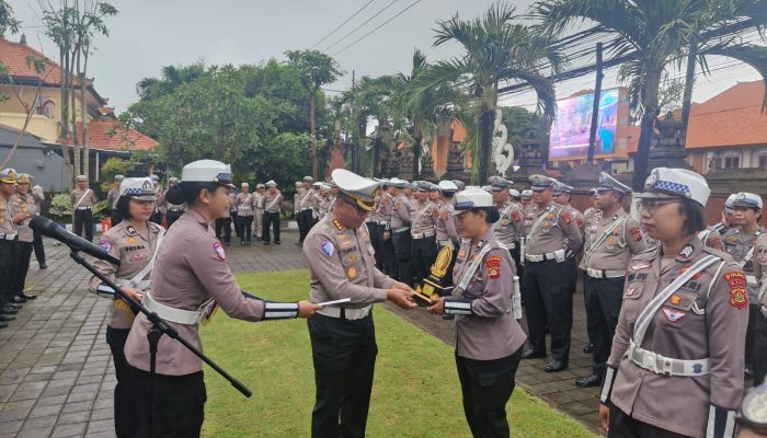 Personel Ditlantas Polda Bali Terima Reward Officer of The Week