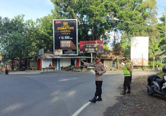 Kapolsek Pesantren Kompol Siswandi, S.H., Pimpin Langsung Patroli Titik Rawan di Kecamatan Pesantren Kediri