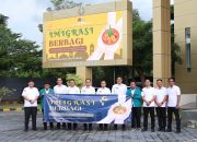 Kepala Kanwil Ditjen Imigrasi Jawa Timur Berbagi Takjil di Kantor Imigrasi Kediri dalam Rangka Safari Ramadan dan Imigrasi Berbagi