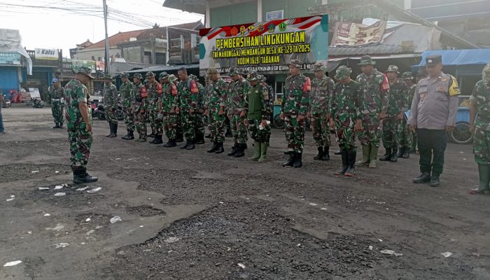 Perwira Pengawas TMMD ke 123 Kodim Tabanan Pimpin Apel Pagi Sebelum Pembersihan Pasar