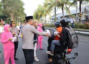 Kapolres Tabanan Bersama Jajaran dan Awak Media Berbagi Takjil, Tebar Kepedulian di Bulan Ramadan
