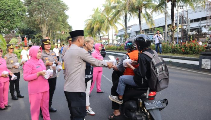 Kapolres Tabanan Bersama Jajaran dan Awak Media Berbagi Takjil, Tebar Kepedulian di Bulan Ramadan