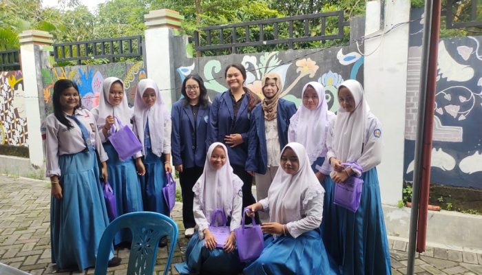 Mahasiswa Psikologi UHT Surabaya Pulang Kampung, Sebarkan Inspirasi dan Keseruan Dunia Psikologi