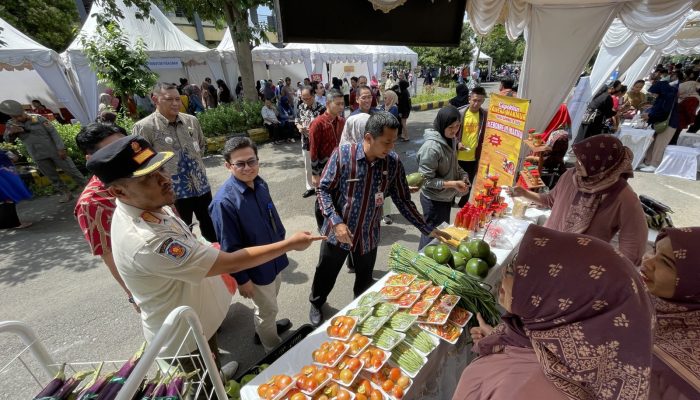 Rela Antri Sejak Pagi, Ribuan Masyarakat Serbu Bazar Murah Kolaborasi KPw BI Kediri dan Pemkot Kediri