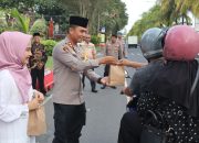 Safari Ramadan Kapolres Tabanan Bersama Bhayangkari Berbagi Takjil dengan Masyarakat