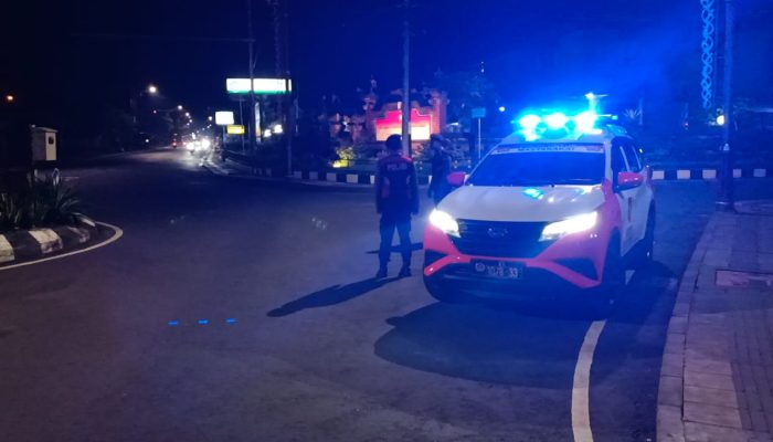 Sat Samapta Laksanakan Gatur dan Pergelaran Blue Light Randis R4 di Pusat Keramaian Malam di Kota Bangli Demi Kenyamanan dan Kelancaran Arus Lalu Lintas pada Malam Hari