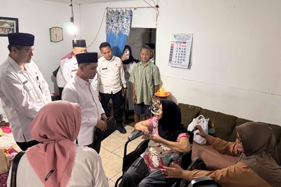 Wujudkan Keluarga Sejahtera, Pemkab Mojokerto Beri Bantuan Pangan – Kursi Roda