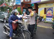 Kapolres Tabanan Bersama TNI dan Petugas Arus Mudik Berbagi Takjil di Pos Terpadu Adipura