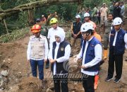 Tinjau Longsor di Jalur Cangar-Pacet, Gubernur Khofifah Siapkan Penanganan Terpadu