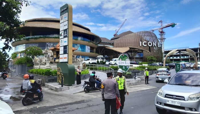 Polsek Densel Atasi Kemacetan di Sanur Akibat Lonjakan Wisatawan Selama Libur Hari Raya