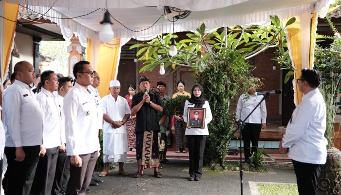 Kenang Jasa dan Pengabdian Alm. Wayan Darta, Jajaran Lapas Tabanan Ikuti Upacara Penghormatan Terakhir