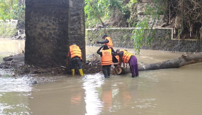 DPUPR Kota Kediri Bersihkan Sungai Kedak di Kelurahan Pojok Usai Hujan Deras