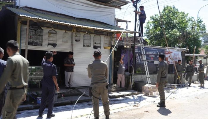 Petugas Gabungan Penegak Perda Ponorogo Lakukan Penertiban Kabel Optik