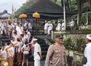 Bhabinkamtibmas Desa Denbantas Amankan Giat Piodalan di Pura Luhur Dalem Sad Kahyangan Kubontingguh