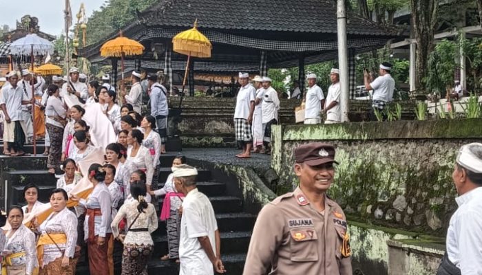 Bhabinkamtibmas Desa Denbantas Amankan Giat Piodalan di Pura Luhur Dalem Sad Kahyangan Kubontingguh