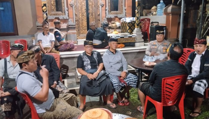 Bhabinkamtibmas Desa Kediri Bersama Staf Desa Melayat ke Rumah Almarhum Ni Ketut Sulastri