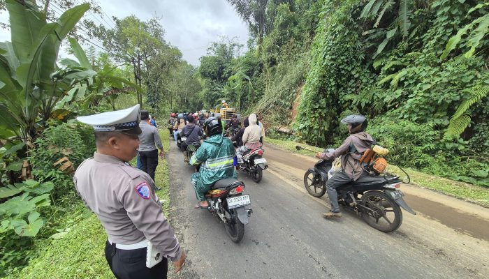 Polsek Pupuan Atensi Bencana Tanah Longsor, Pastikan Keamanan Warga dan Arus Lalu Lintas Tetap Lancar