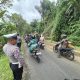 Polsek Pupuan Atensi Bencana Tanah Longsor, Pastikan Keamanan Warga dan Arus Lalu Lintas Tetap Lancar