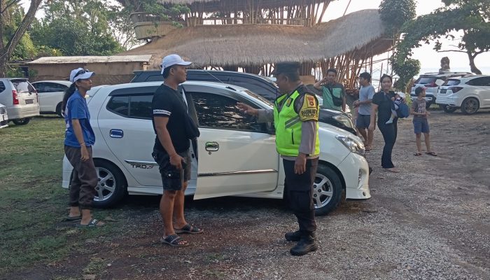 Bhabinkamtibmas Desa Belalang Amankan Wisatawan di Pantai Kedungu