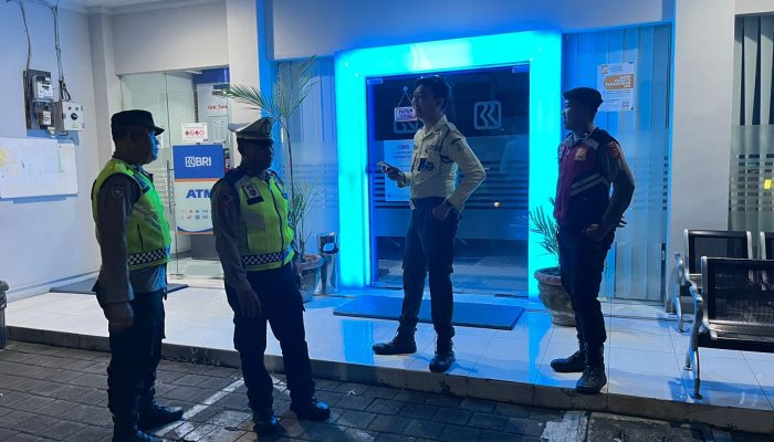 Jaga Kamtibmas Kondusif Polsek Tabanan Laksanakan Blue Light Patrol