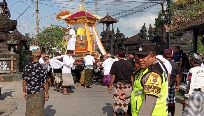 Bhabinkamtibmas Desa Belalang Melaksanakan Pengamanan Upacara Ngaben Almarhum I Ketut Deger