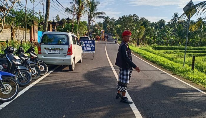 Bhabinkamtibmas Desa Tiying Gading Bersinergi Dengan Pecalang Amankan Kegiatan Ngaben