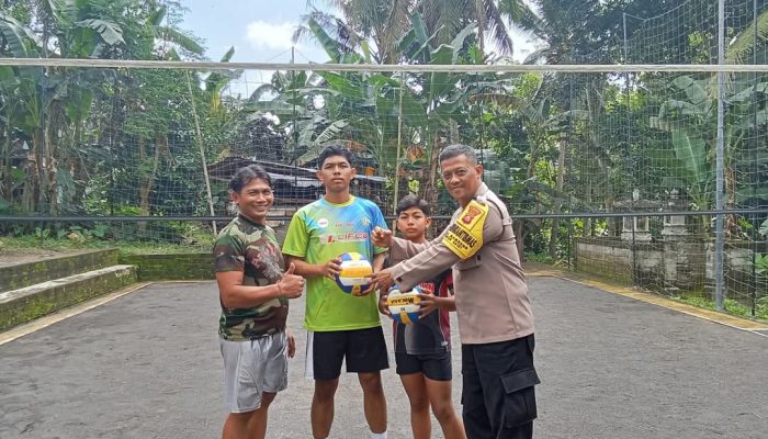 Bhabinkamtibmas Desa Mambang Polsek Seltim Serahkan Sarana Kontak