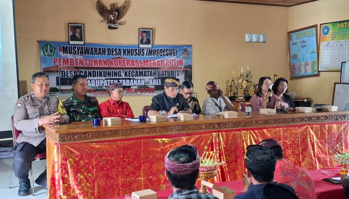 Bhabinkamtibmas Candikuning Hadiri Musdes Pembentukan Koperasi Merah Putih