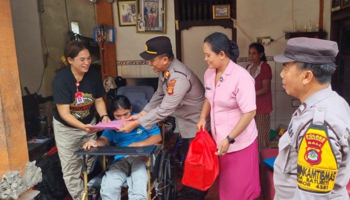Sentuhan Kepedulian, Kapolres Tabanan Salurkan Bantuan Kursi Roda untuk Anak Almarhum Anggota Polri