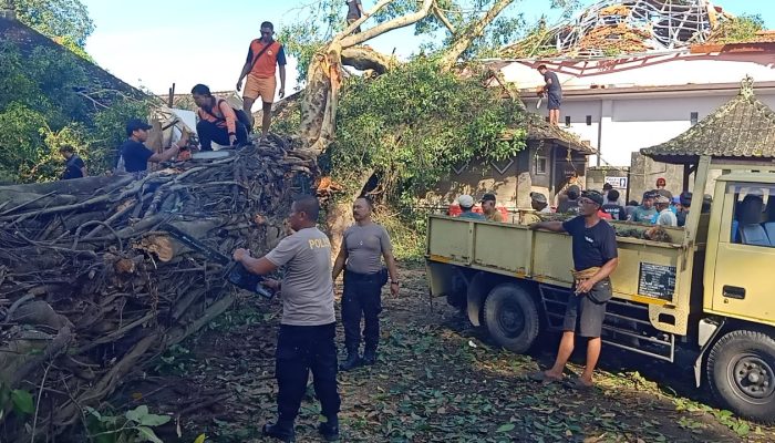 Pawas Pimpin Anggota Bantu Warga Evakuasi Pohon Tumbang