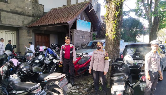Personel Polsek Tabanan Laksanakan Pengamanan Ibadah Misa Minggu di Dua Gereja