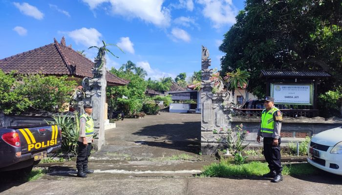 Polsek Selemadeg Barat Melaksanakan Pengamanan Ibadah Umat Kristen di Gereja Sabdajati Desa Selabih