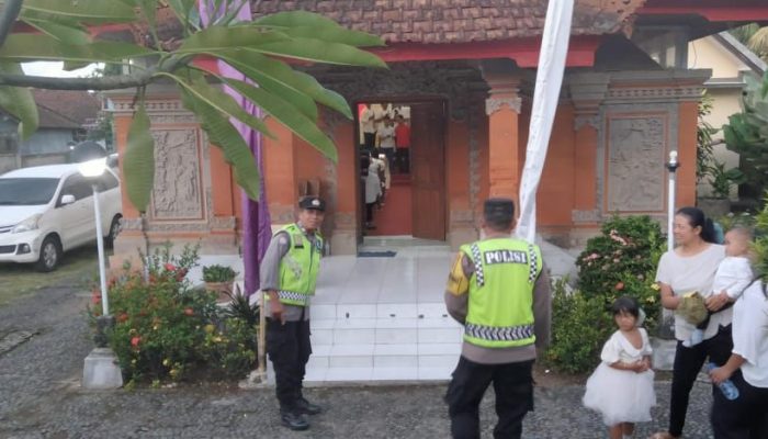 Polsek Kerambitan Lakukan Pengamanan Ibadah Umat Nasrani di Pos PI GKPB Suluh Kasih Tibubiu-Kecamatan Kerambitan