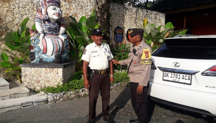 Bhabinkamtibmas Sanur Sambangi Hotel Segara Village, Sampaikan Imbauan Kamtibmas