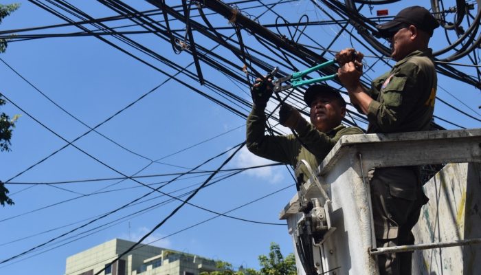 Pemkot Surabaya Tertibkan Kabel Utilitas Ilegal di Lima Lokasi