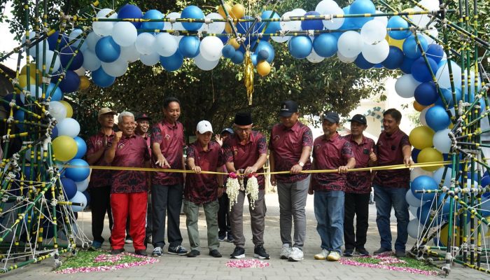 Gus Qowim Berangkatkan Jalan Sehat Kreasi Haflatul Maulid Ke-55 MTsN 1 Kota Kediri