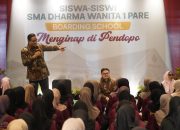 Didampingi Bupati Dhito, Anies Baswedan Sapa Siswa SMA Dharma Wanita Boarding School