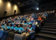 Peringati Hardiknas, Srikandi PLN dan YBM Ajak Anak Yatim Nobar Film Jumbo