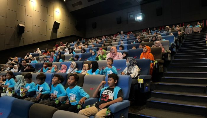 Peringati Hardiknas, Srikandi PLN dan YBM Ajak Anak Yatim Nobar Film Jumbo