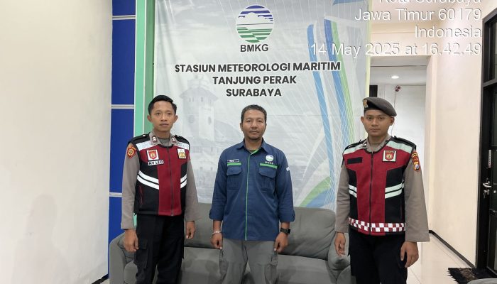 Antisipasi Cuaca Ekstrem, Unit Patroli Kota Presisi Polres Pelabuhan Tanjung Perak Koordinasi dengan BMKG