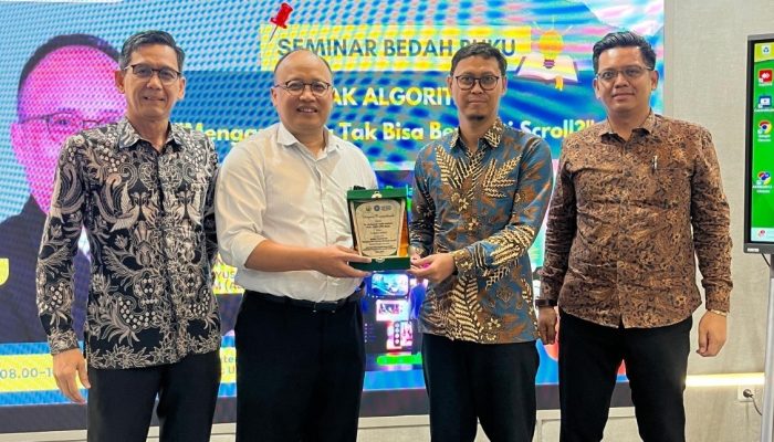 Budak Algoritma” Dibedah di Unusa: Mahasiswa Diajak Sadar Digital dan Melek Teknologi