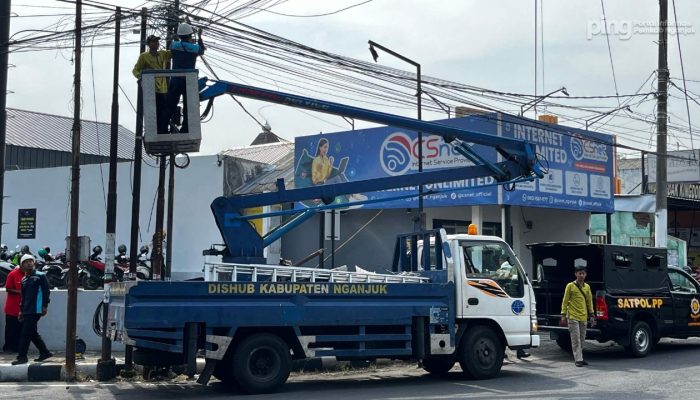 Tak Kunjung Urus Izin, Pemkab Nganjuk Tertibkan 20 Tiang Provider di Jalan Yos Sudarso Nganjuk