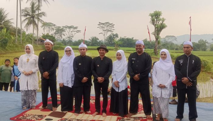Bupati Purwakarta Om Zein Lantik Empat Kades PAW di Tengah Sawah