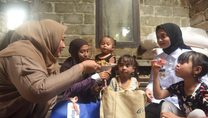 Mbak Wali dan Ning Faiqoh Berikan Paket Bantuan Pangan Kepada Balita Stunting di Kelurahan Gayam